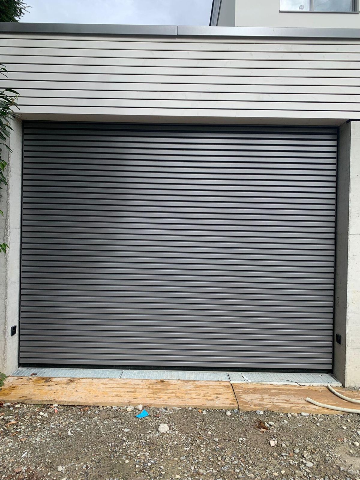 Graues Rolltor an einer Garage