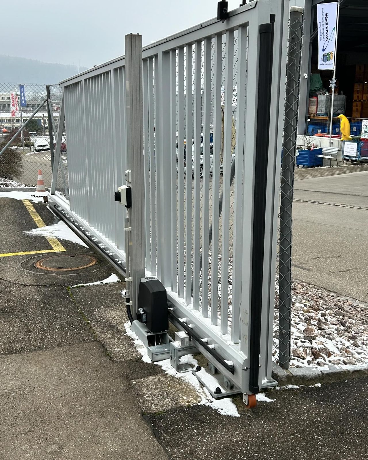 Schiebetor mit Antrieb auf einem Firmenareal