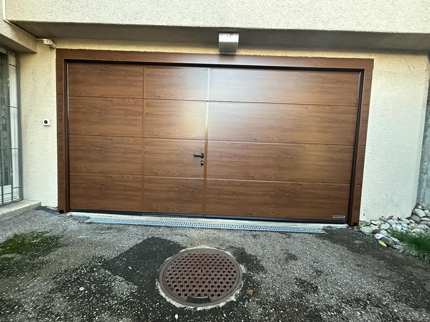 Sektionaltor in Holzoptik mit Nebentür