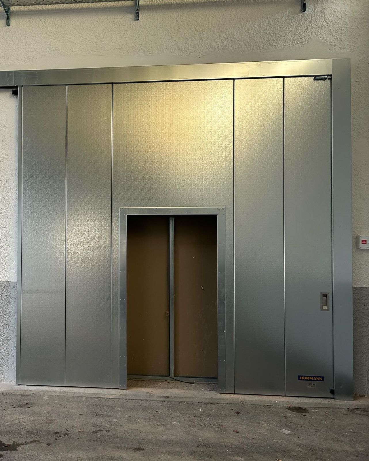 Metalltor mit integrierter Schlupftür