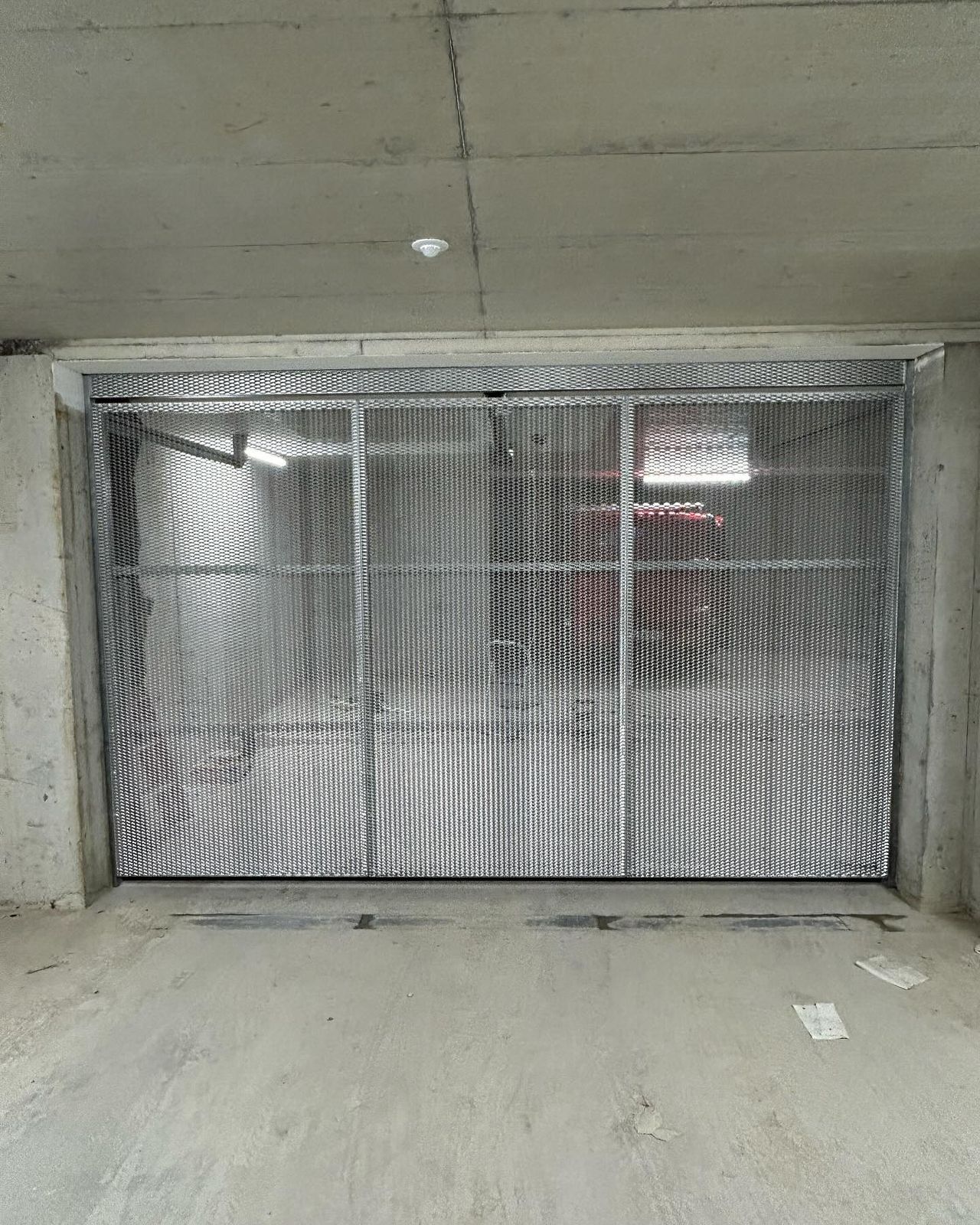 Gittertor einer Tiefgarage von innen