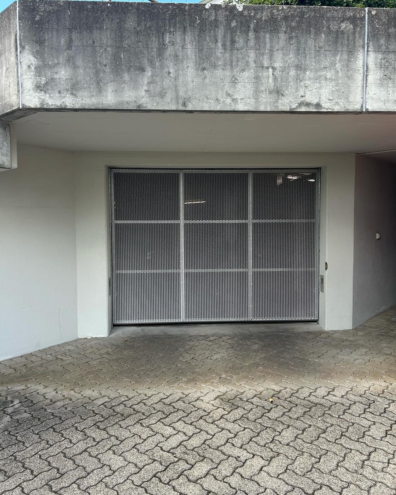 Tiefgaragentor mit Gitterfüllung